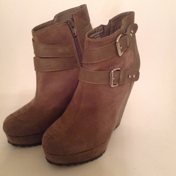 mossimo Kessa buckle wedge heel booties - size 6
