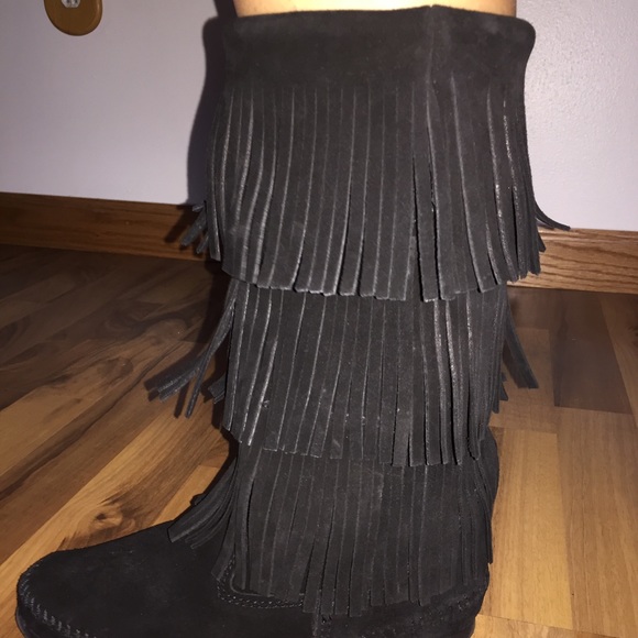 minnetonka moccasin boots
