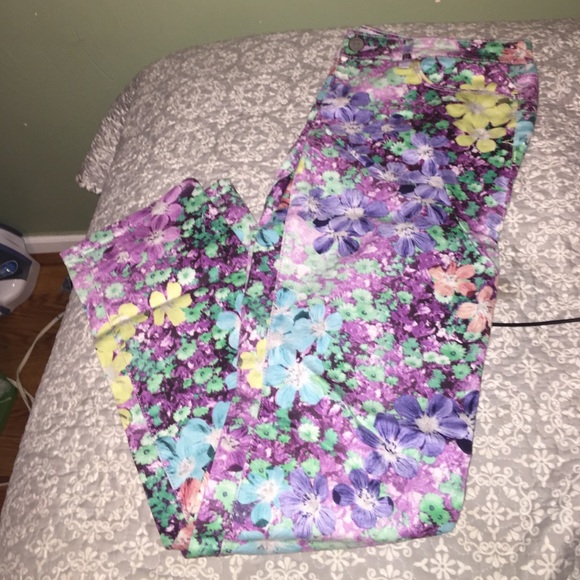 Aeropostale Pants - FLORAL PANTS!🌸🌷