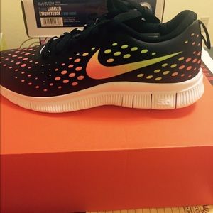 Nike free express black multi- color 6 1/2 Y