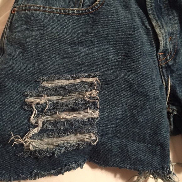 High waisted Levi shorts - Picture 2 of 3