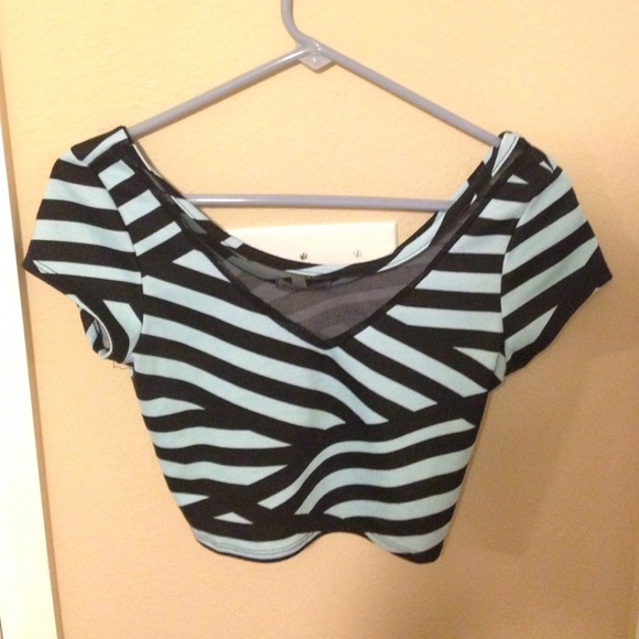 Geometric lined patterned crop top w/ mesh cut out