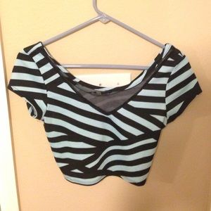 Geometric lined patterned crop top w/ mesh cut out