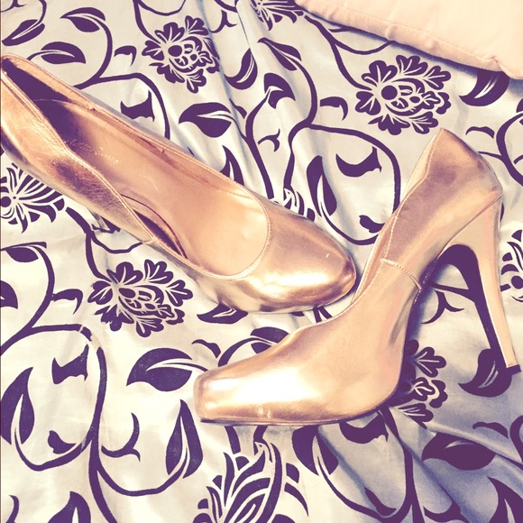 Flashy gold heels