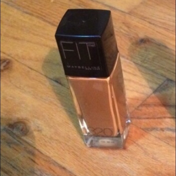 Maybelline fit me foundation. Honey beige