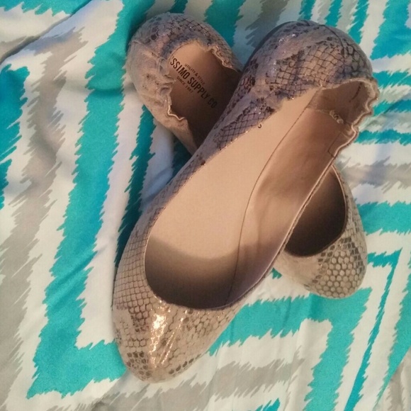 Snake material flats