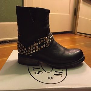 Steve Madden black mult boots