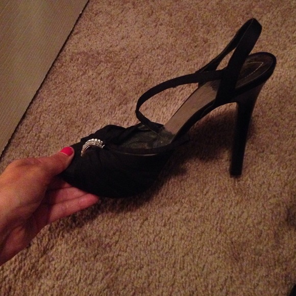 Black guess heels with diamond - Picture 2 of 2