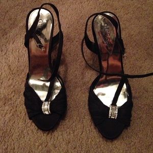 Black guess heels with diamond