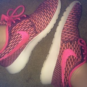 Pink nike roshe