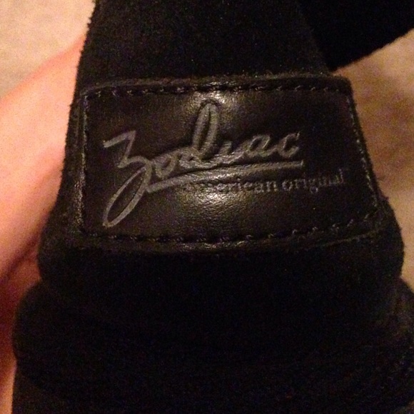 Black boots (similar to uggs) - Picture 2 of 2