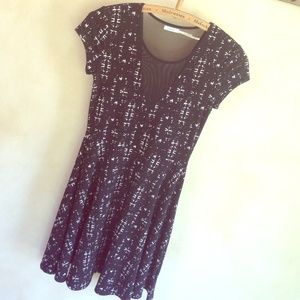 KIMCHI BLUE Mesh V-Neck/Back Dress. Small.