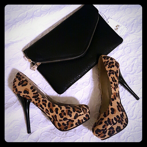 **SOLD**Leopard Pumps