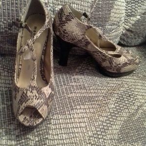Steve Madden 7 beige black peep toe heels shoes