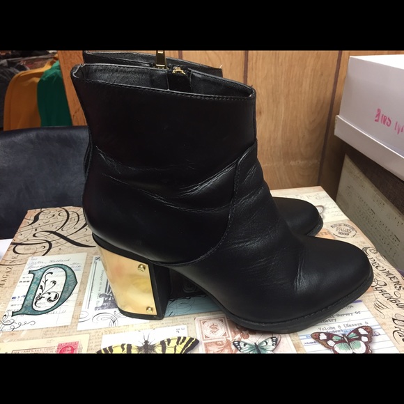 Steve Madden hold heel boots