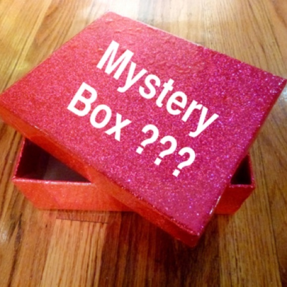 Mystery makeup box saphora and mac