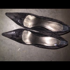 Nine West snakeskin pumps