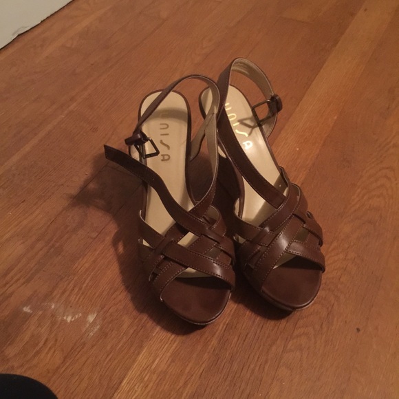 💥MAKE ME AN OFFER!💥 Brown Wedges