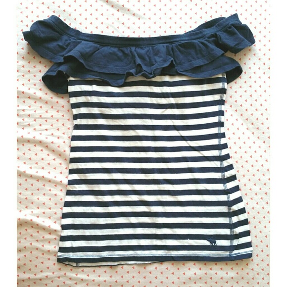 ✔🔴 [SOLD] ON MERÇARI A&f ruffle shoulder top