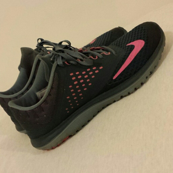 Nike running shoes/ tennis shoes