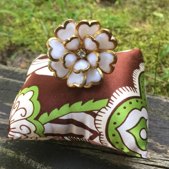 Jewelry - White flower statement ring with gold accents ✨💓