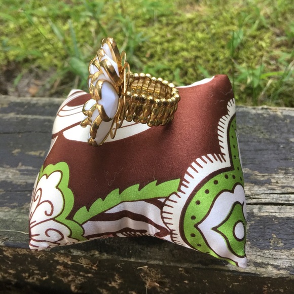 White flower statement ring with gold accents ✨💓 - Picture 2 of 2