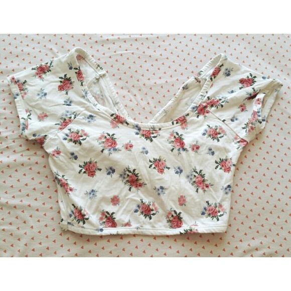 [ SOLD.    ON MERCARI ]Floral print crop top