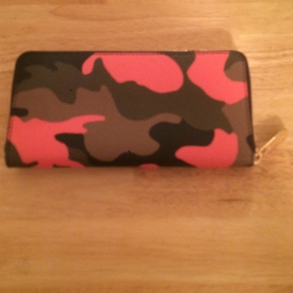 Brand New Michael Kors Wallet - Picture 2 of 3