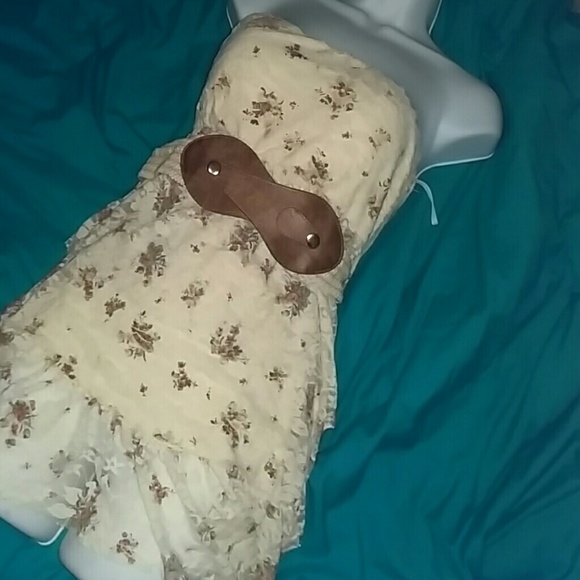 Super cute strapless shirt with belt!