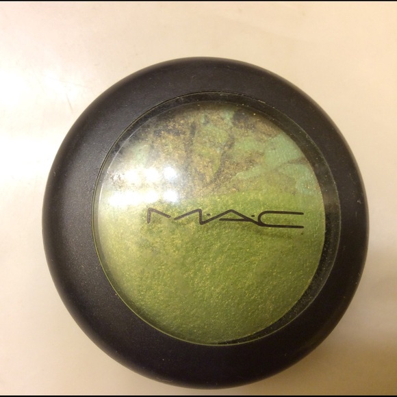 MAC mineralize eyeshadow in Fresh Green Mix