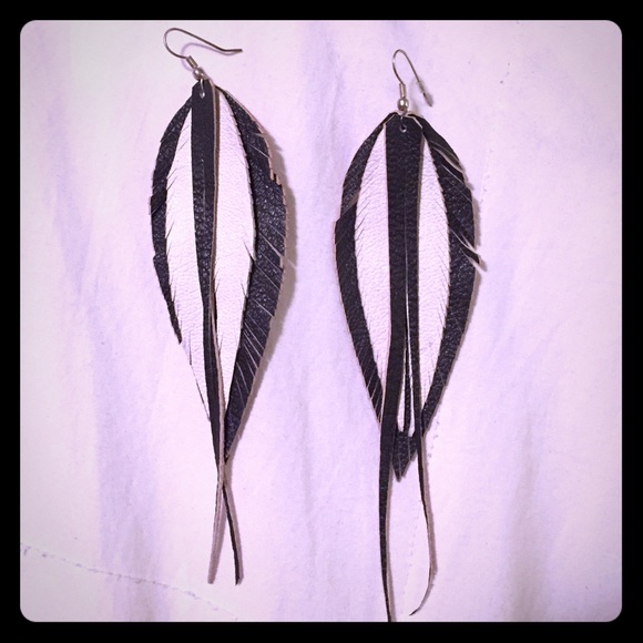 Beautiful black & white earrings!😍💕