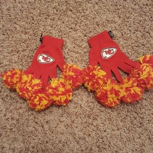 Official Chiefs wear spirit finger gloves