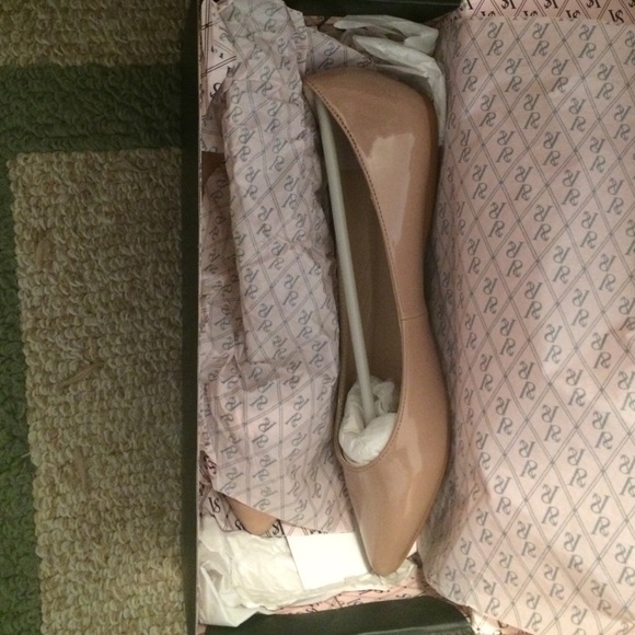 VS nude flats