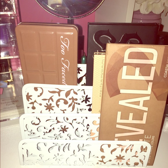 Eyeshadow palette holder/organizer