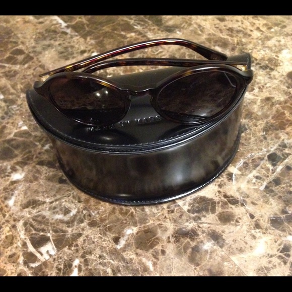 MARC JACOBS SUNGLASSES 💯 - Picture 2 of 3