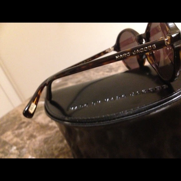 MARC JACOBS SUNGLASSES 💯 - Picture 3 of 3