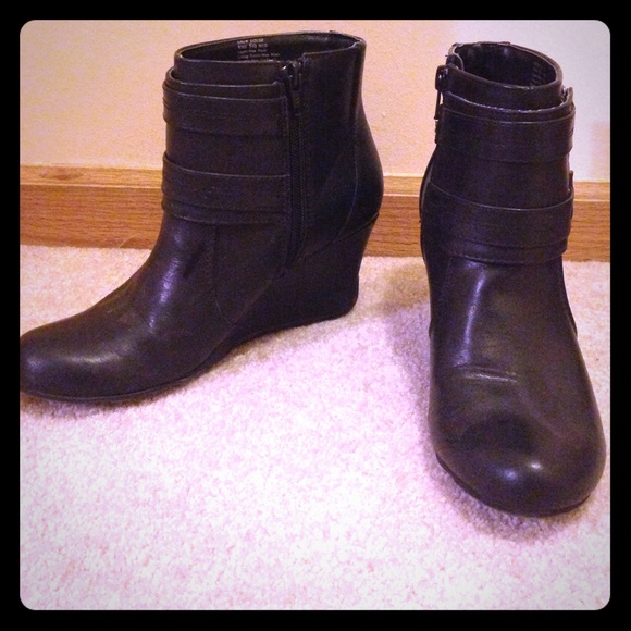 Kenneth Cole Reaction black boots