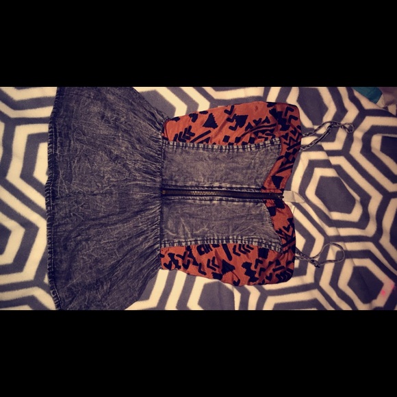fitted gray and tribal top with zipper