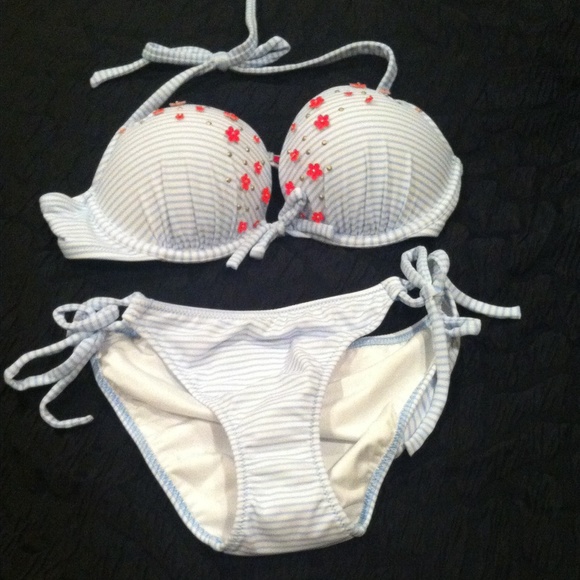 Never worn cute Victoria Secret Bombshell bikini☀️