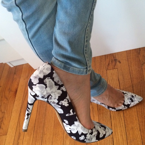 Banana Republic Shoes - Banana Republic cute floral pumps!