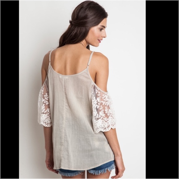 Umgee "Best of Best" cold shoulder blouse S/M/L - Picture 2 of 3
