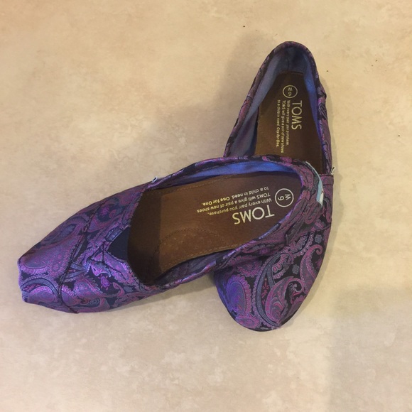 Like new TOMS size 6