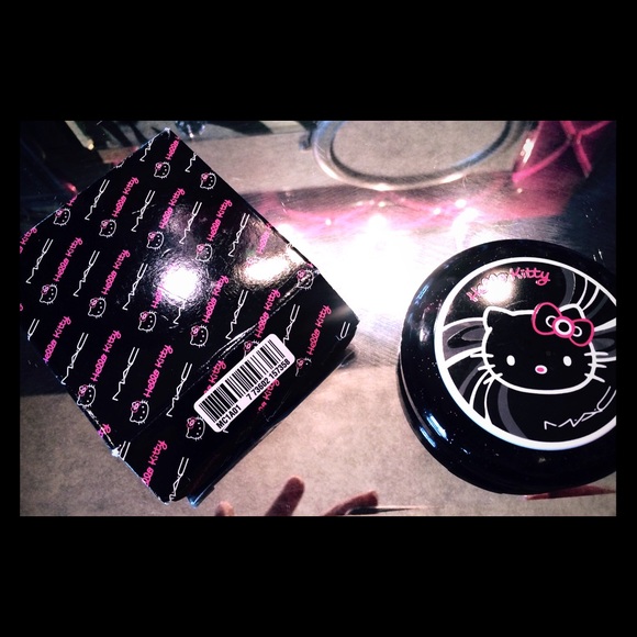 MAC Hello Kitty Beauty Powder