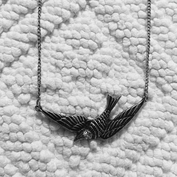 Bird pendant necklace