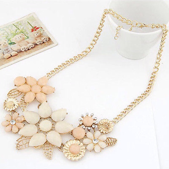 August NEW ARRIVAL. Beautiful flower necklace - Picture 2 of 2