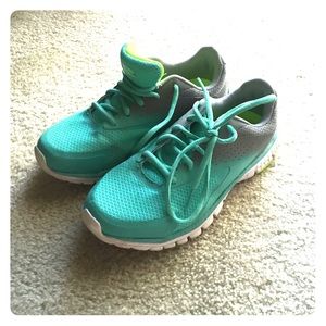 7 1/2 perform fit lightweight cushioning shoe