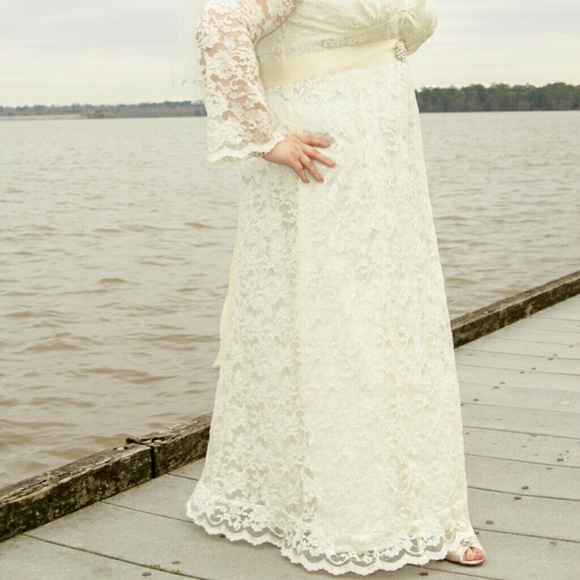 SOLD-Kiyonna Ivory Lace Wedding Gown - Picture 2 of 3