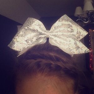 Cheer bow