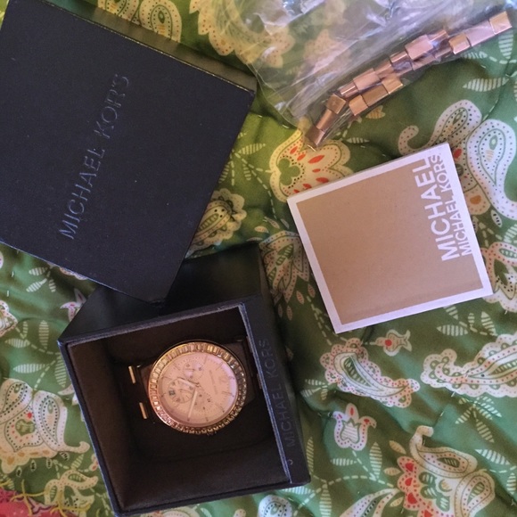Micheal Kors "Dylan" Watch in Rose Tone - Picture 3 of 4