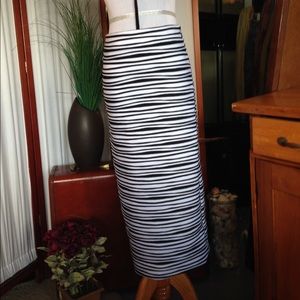 Skirt black and white large elastic band on waste